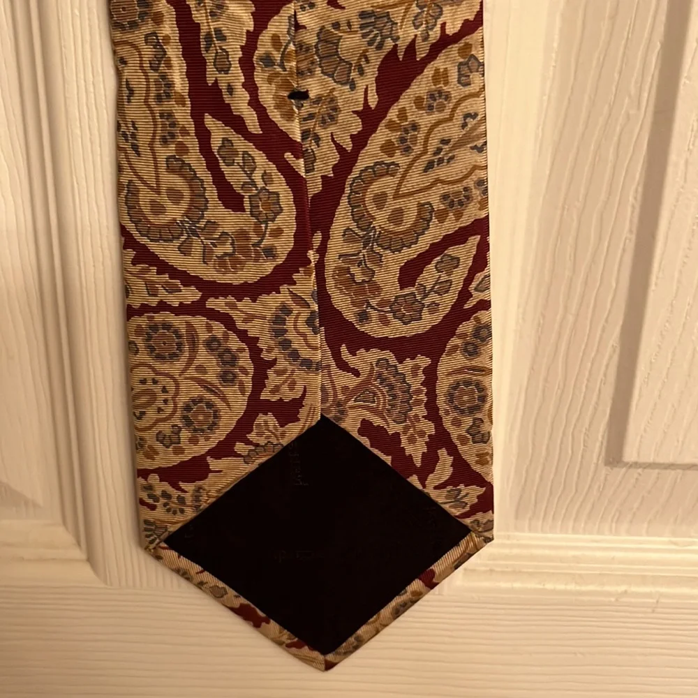 Pierre Cardin Gorgeous Silk Tie with Tan Brown Paisley Print One Size